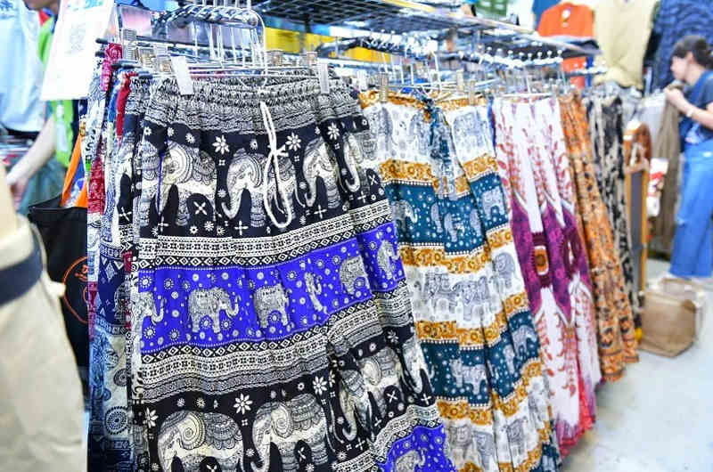 Los pantalones con estampados de elefantes es uno de los souvenirs baratos y típicos que te puedes traer de Tailandia