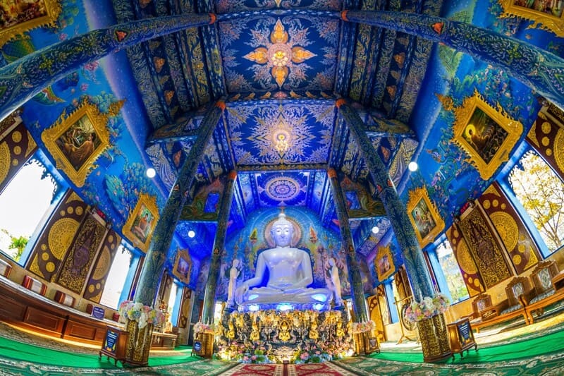 Interior del Templo azul en Chiang Rai