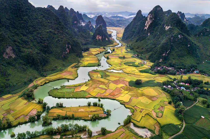 Campos de arroz en Ninh Binh con el río atravesando el valle entre montañas kársticas en el Norte de Vietnam