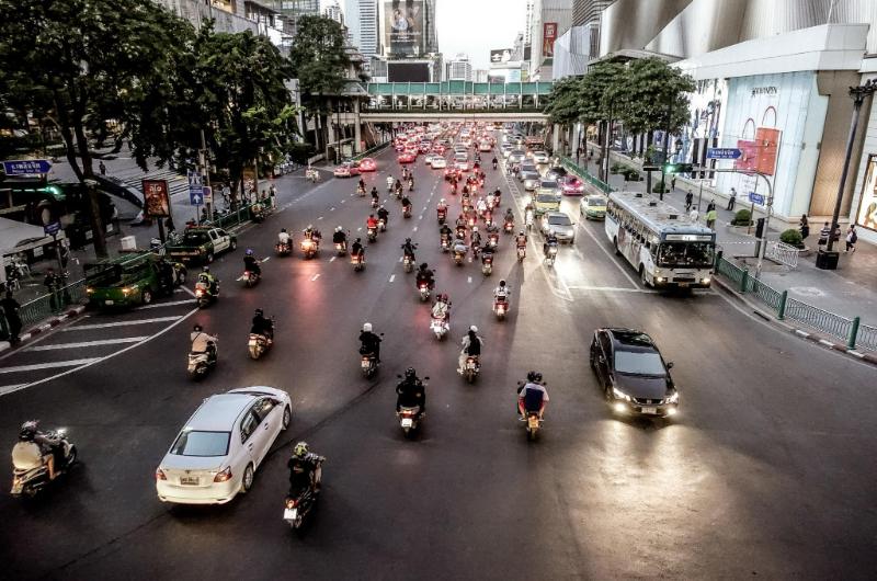 Motos circulando entre el tráfico de Bangkok