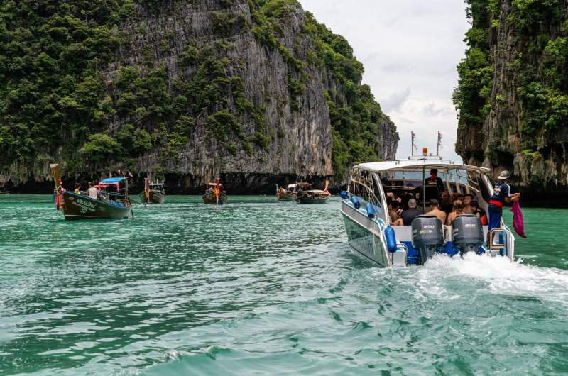 Turistas en una lancha rápida durante una excursión por las islas Phi Phi