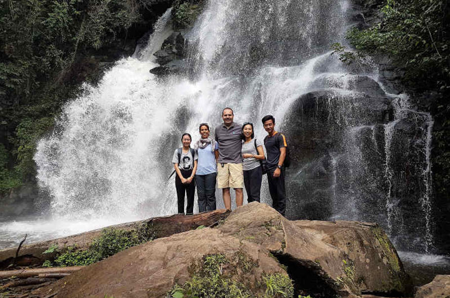 Ruta de senderismo junto a una cascada en el Parque Nacional de Doi Inthanon
