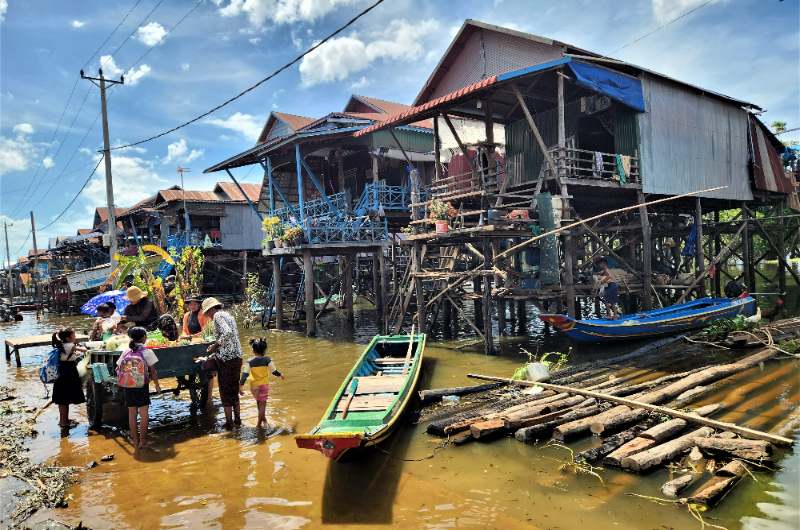 Calle de Kampong Phluk con agua durante la época de lluvias
