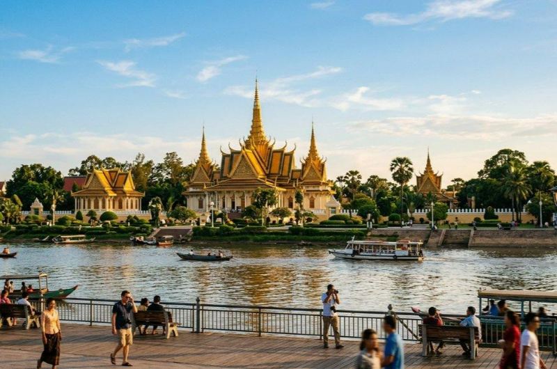 Río en Phnom Penh con el Palacio Real de Camboya al fondo