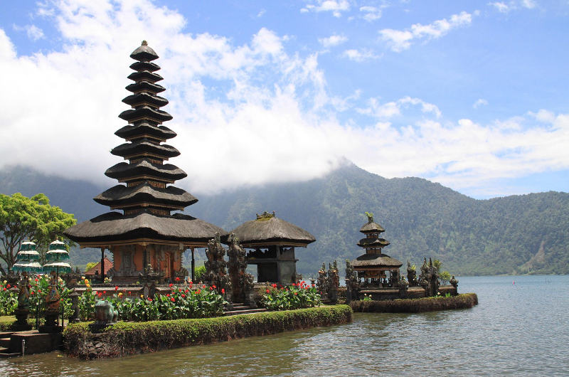 Templo Ulun Danu Bratan junto al lago Bratan, uno de los lugares más emblemáticos del norte de Bali
