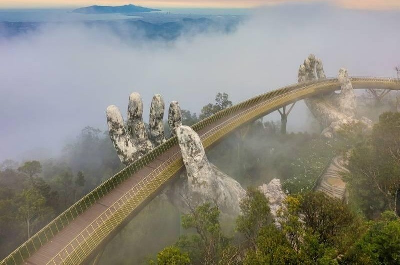Puente Dorado de Ba Na Hills entre nubes y niebla en septiembre