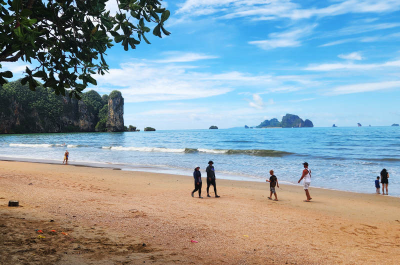 Playa de Ao Nang con vistas a los acantilados de Railay