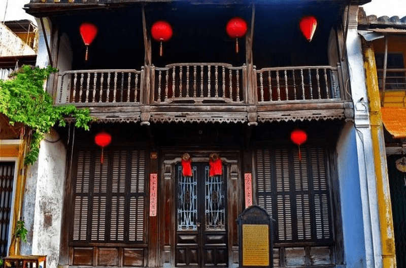 Vista desde el exterior de la casa Phung Hung en el casco antiguo de Hoi An
