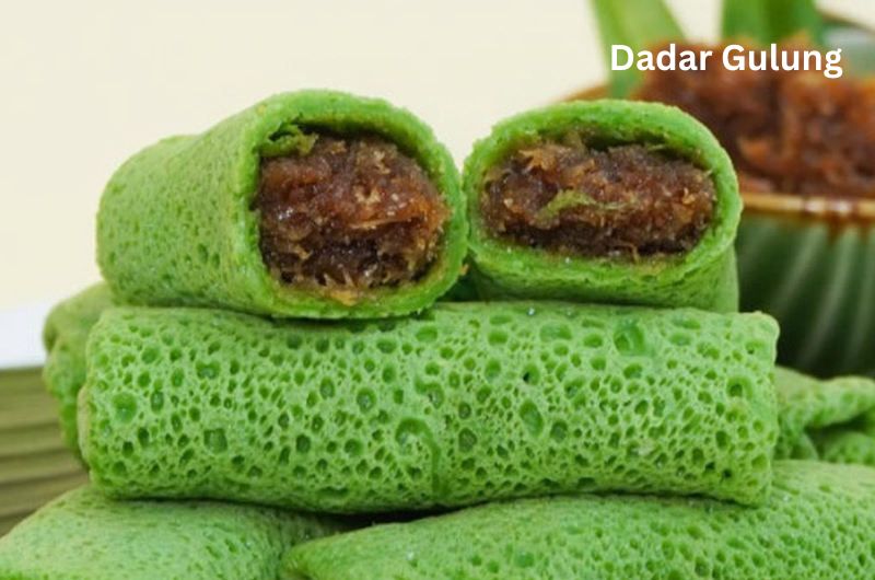 Dadar Gukung es un posttre muy típico balinés parecdo a unas crepes hechas con extracto de hoja de pandano y rellenas de coco y azucar de palma