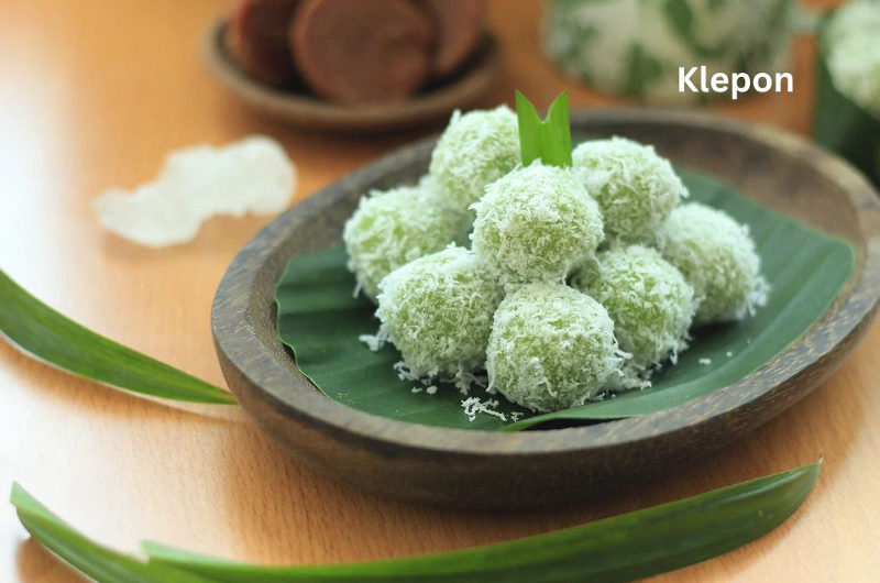 El Klepon es un postre indonesio de bolas de arroz glutinoso con azúcar de palma y coco