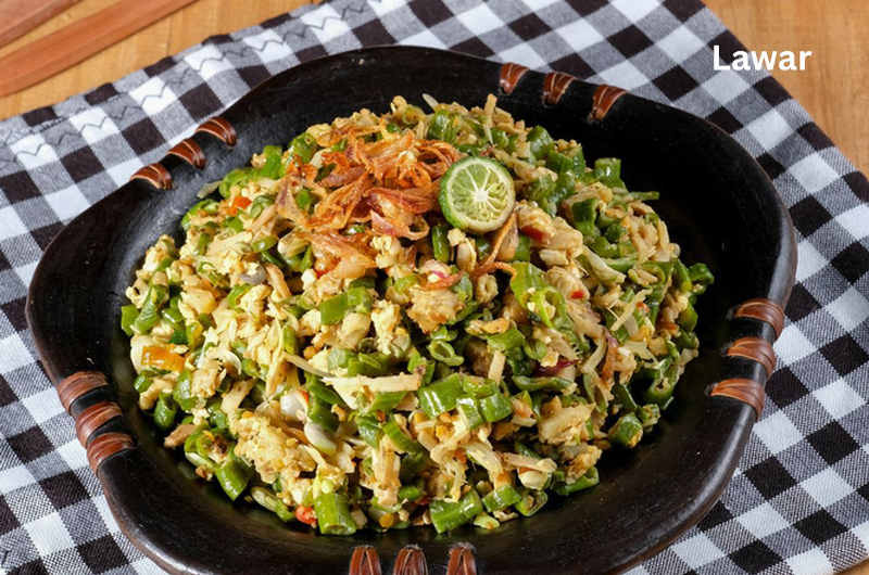 Lawar es una especialidad balinesa que requiere gran tiempo de elaboración a base de verduras picadas y carne picada