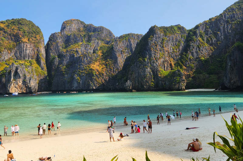 Playa de Maya Bay en las islas Phi Phi, uno de los lugares más famosos que ver en Krabi