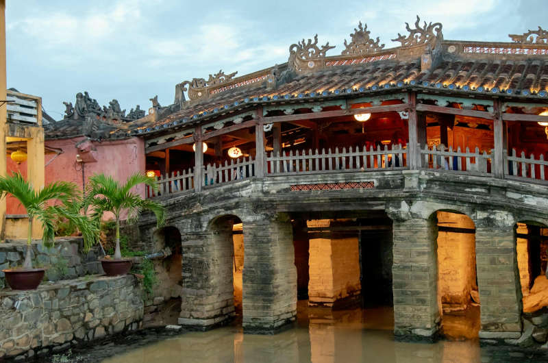 puente japonés cubierto en el centro histórico de Hoi An