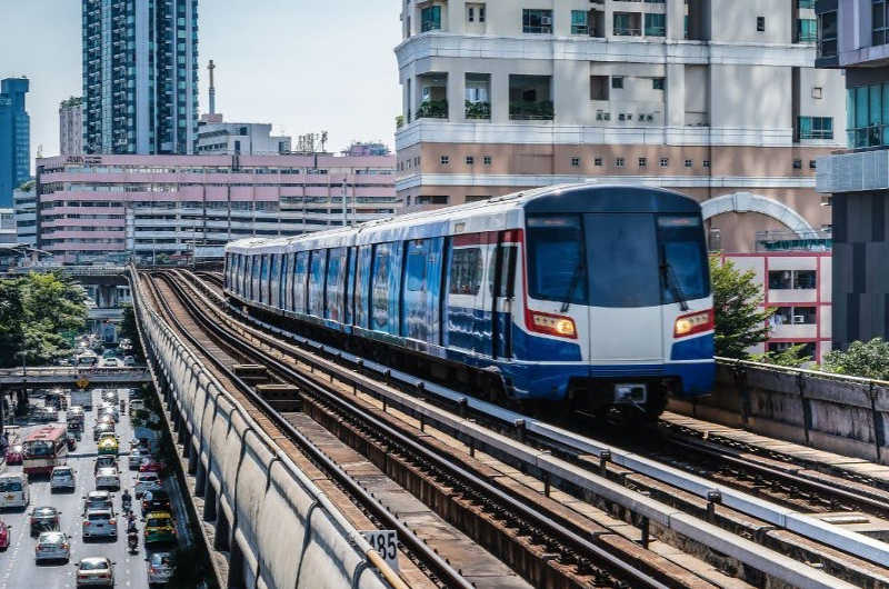 Tren del Skytrain (BTS) circulando entre rascacielos en Bangkok