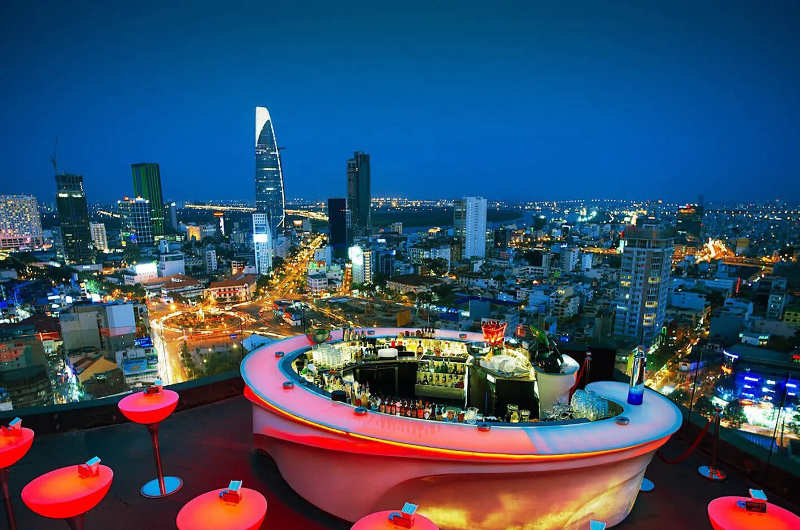 Chill Sky Bar rooftop con vistas nocturnas del skyline de Ho Chi Minh city