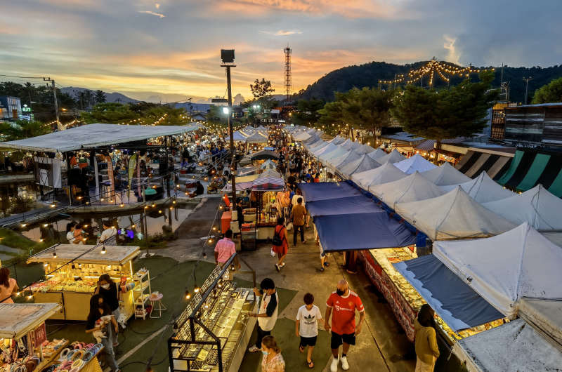 Chillva Market es un mercado en las afueras de Phuket Town frecuentado por los locales para pequeñas compras , cenar y escuchar música
