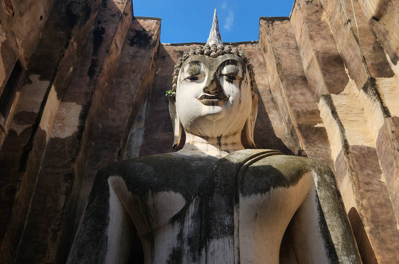 Estatua de Buda Phra Achana en el templo Wat Si Chum en Sukhothai
