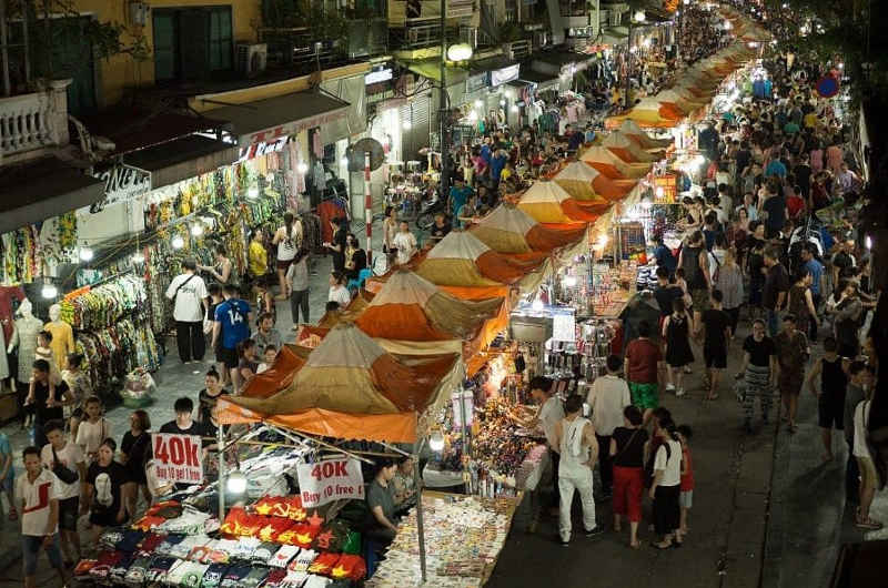 Mercado nocturno del barrio antiguo, ideal para comprar souvenirs en Hanoi