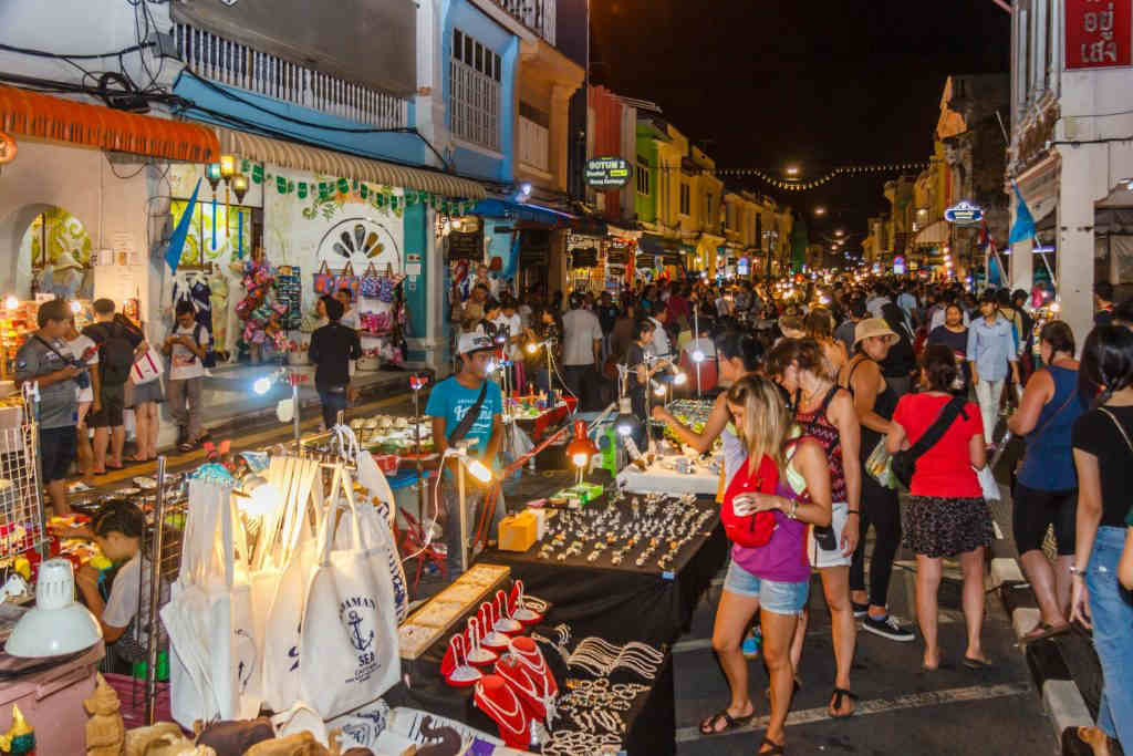 Sunday Walking Street en Phuket Old Town con puestos y ambiente local