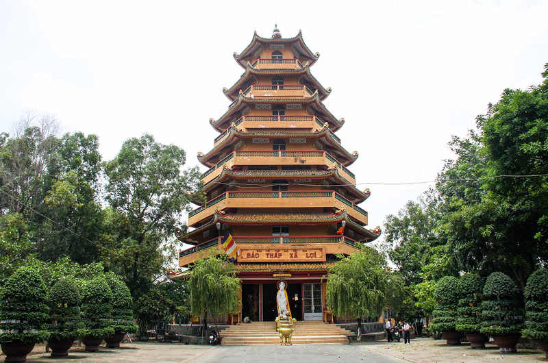 Estupa de siete pisos de la pagoda Giac Lam uno de los templos budistas más antiguos de Ho Chi Minh