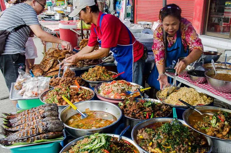 Street food en Bangkok con puestos de comida callejera