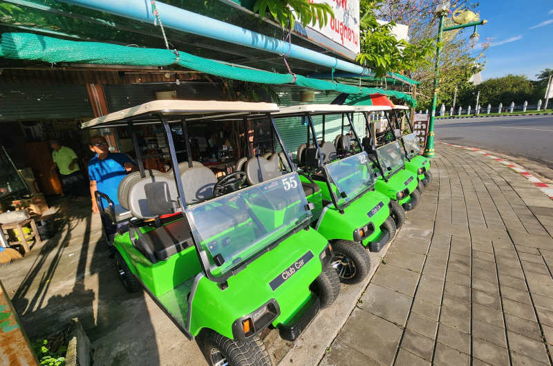 Carritos de golf para recorrer el Parque Histórico de Sukhothai