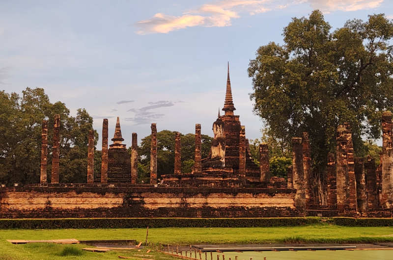 Templo Wat Mahathat en el Parque Histórico de Sukhothai con su gran chedi central