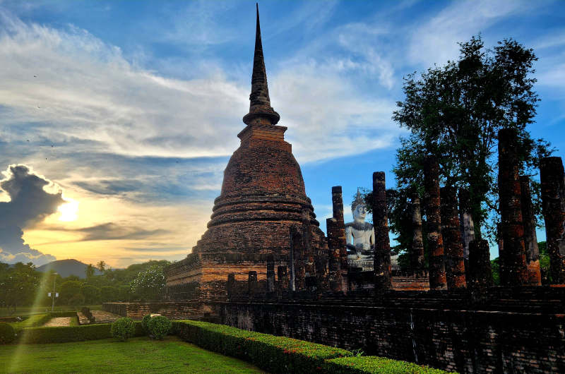 Wat Sa Si sobre una isla en el estanque Traphang Trakuan