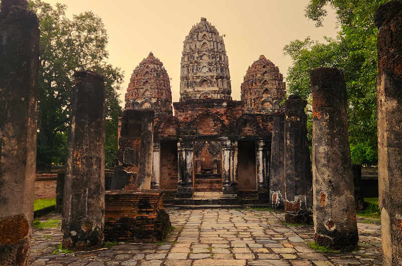 Wat Si Sawai con sus tres torres de estilo khmer