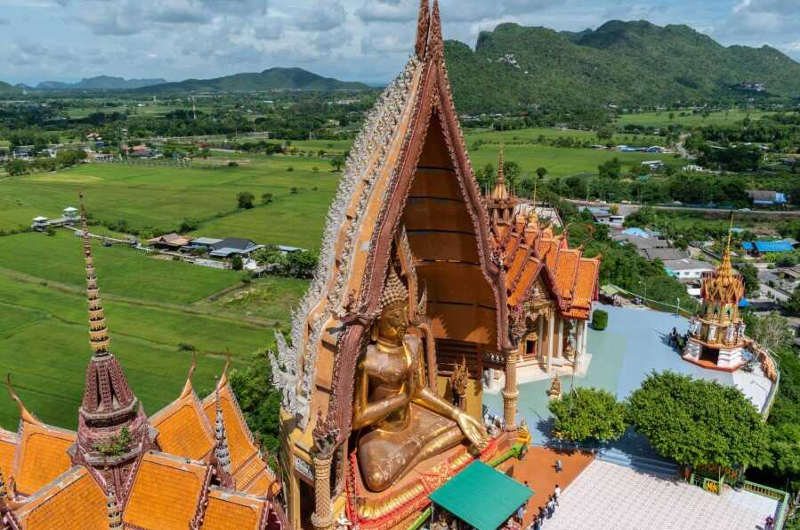 Templo Wat Tham Suea con Buda gigante y vistas a los arrozales