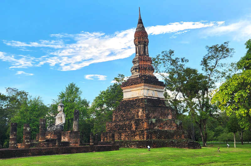 Templo Wat Traphang Ngoen en Sukhothai sobre el estanque del mismo nombre