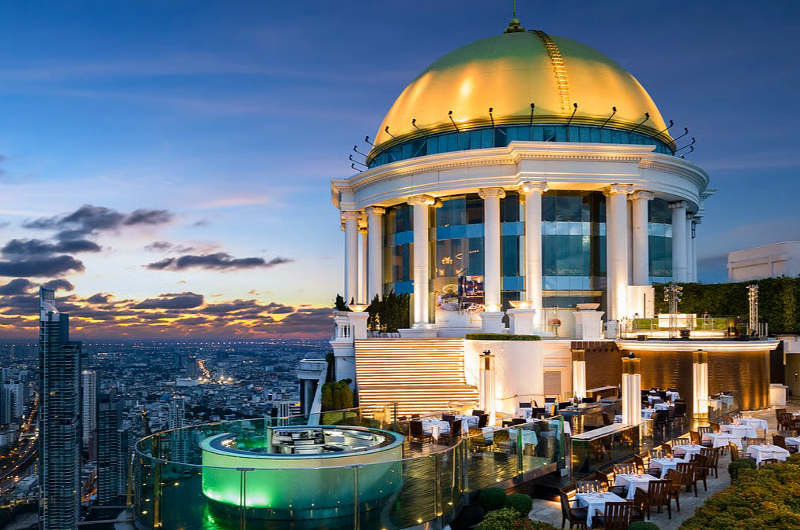 Terraza Sirocco en el Hotel Lebua de Bangkok con vistas al río Chao Phraya y al skyline de la ciudad al atardecer