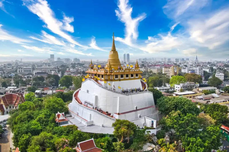 Wat Saket y la Montaña Dorada vistos desde el exterior en Bangkok
