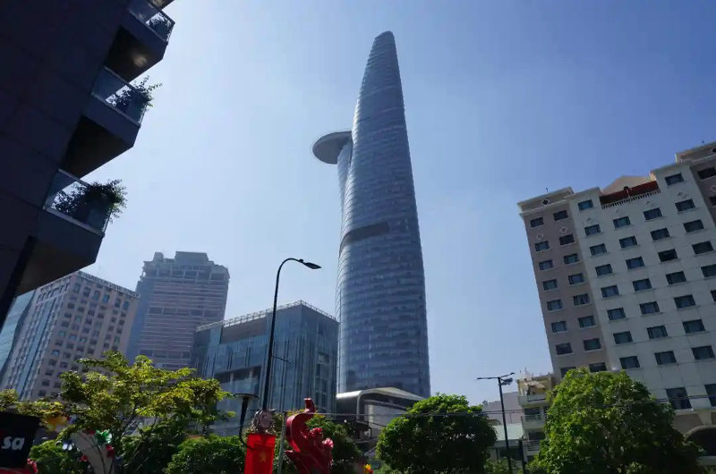 Torre financiera Bitexco rascacielos con el Saigon Skydeck en el Distrito 1