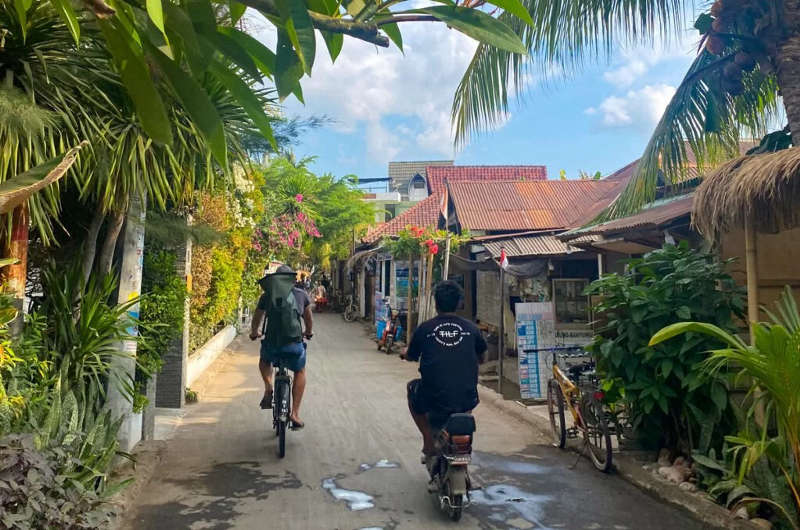 Un de las cosas que hacer en Gili Air es recorrer la isla en bicicleta