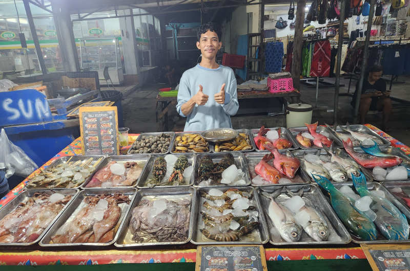 Si quieres comer buen pescado y marisco a muy buen precio en Gili Trawangan no debes dejar de hacer una vista a su mercado nocturno