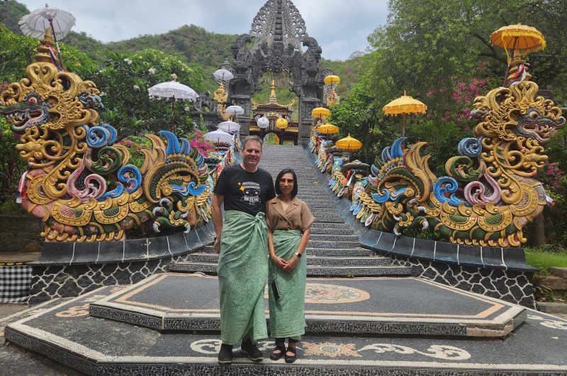 La ropa que llevar a Bali para visitar templos debe respetar las normas de decoro propias del país
