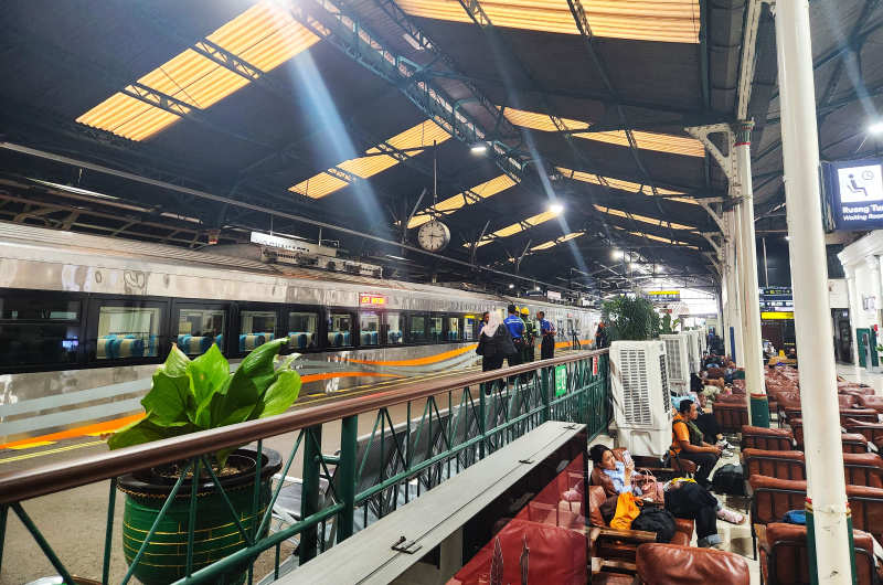El tren es una excelente opción para ir de Yogyakarta a Surabaya, Son trenes confortables y modernos