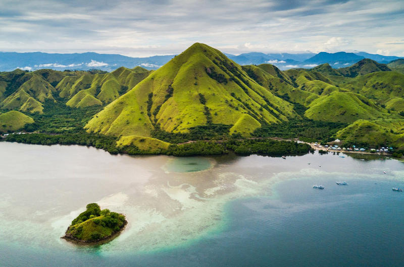 Las Islas de Komodo es un archipiélago en el este de Indonesia que alberga el famoso Dragón de Komodo, el réptil más grande del mundo