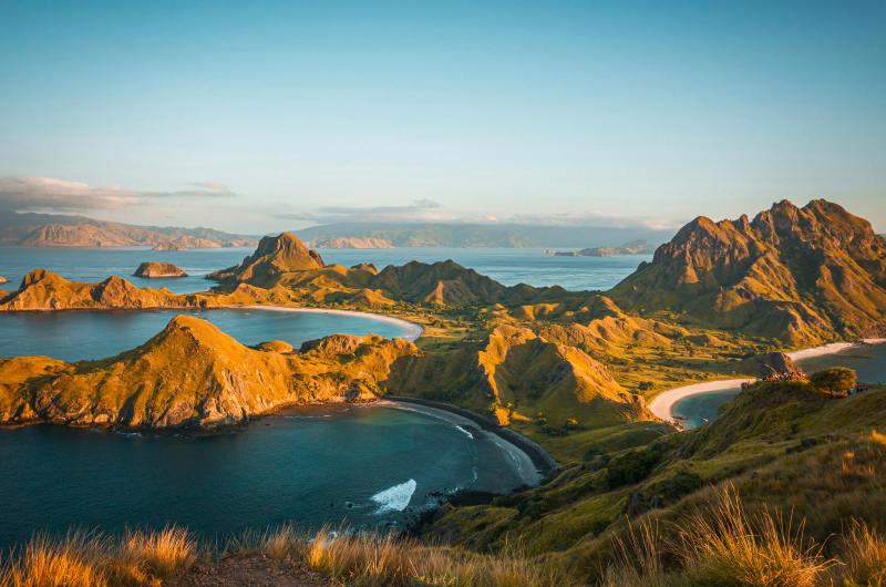 Desde el mirador de Padar las vistas de las colinas volcánicas y las playas en Komodo de son espectaculares