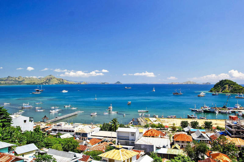 Vista de la zona del puerto de Labuan Bajo desde donde salen los barcos a Komodo