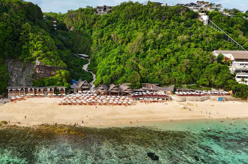 Virgin Beach en el este de Bali con arena clara y ambiente tranquilo