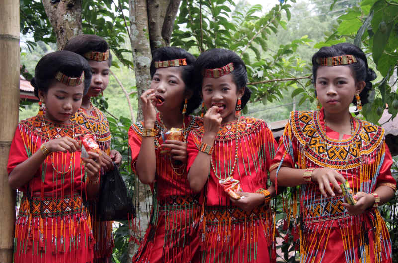 Niñas de la etnia Toraja, uno de los grupos étnicos tradicionales de Indonesia