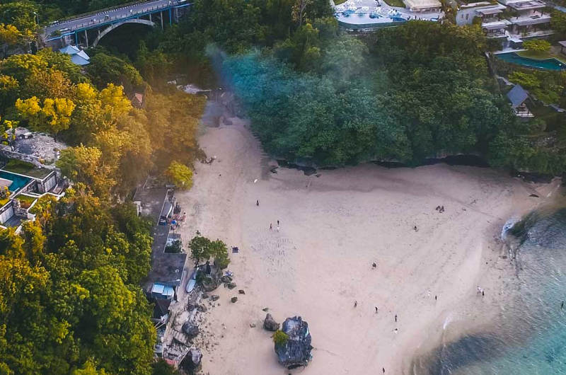 Playa de Padang Padang en Uluwatu entre formaciones rocosas