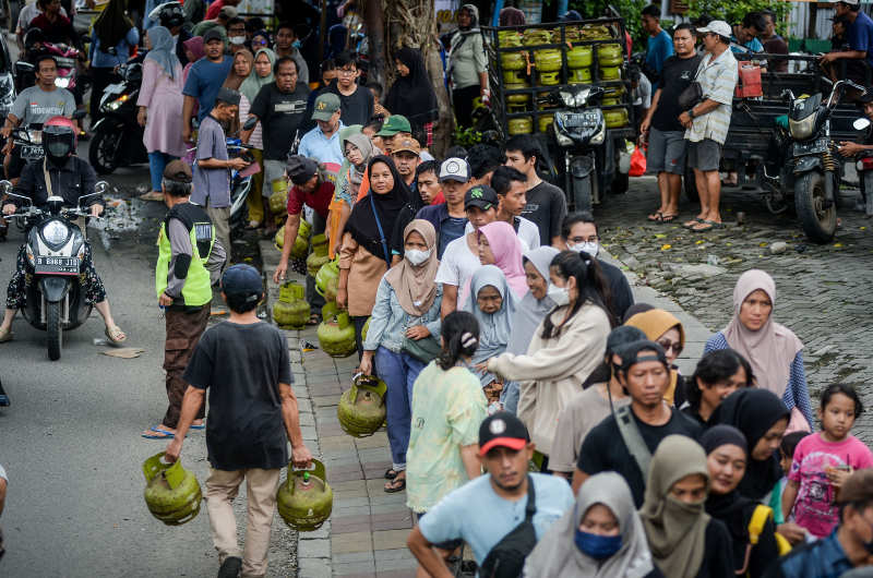 Jakarta contando con su area metropolitana alberga el mayor núcleo de población en Indonesia con más de 30 millones de habitantes de