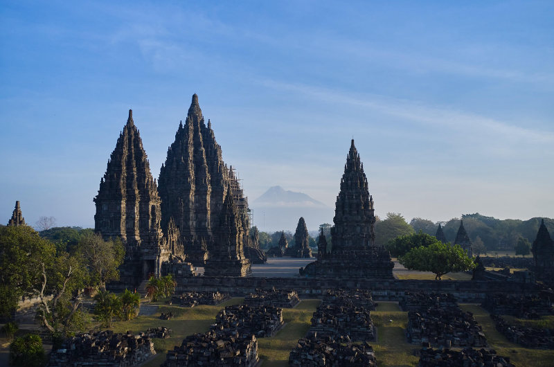 Atardecer en el complejo de templos de Prambanan en Java