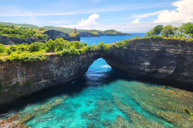 Arco natural de Broken Beach en Nusa Penida con el mar entrando en la cala