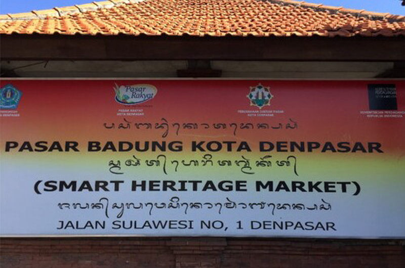Ejemplo de cartel ed un mercado ed Bahasa Indonesio, Balinés e Inglés