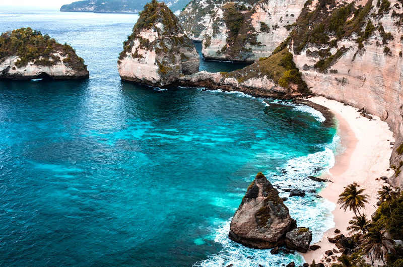 Vista de Diamond Beach en Nusa Penida con acantilados y arena clara junto al océano