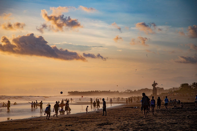 Puesta de sol en la playa de Jimbaran, Bali